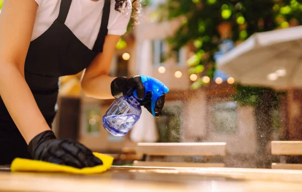 Pulizia Disinfezione Della Tabella Prevenire Covid Primo Piano Del Tavolo — Foto Stock