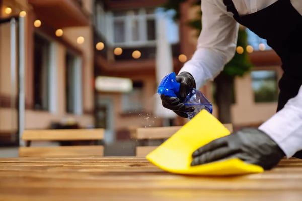 Pulizia Disinfezione Della Tabella Prevenire Covid Primo Piano Del Tavolo — Foto Stock