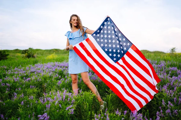 Ung Kvinna Med Amerikansk Flagga Blommande Äng Fjärde Juli Självständighetsdagen — Stockfoto