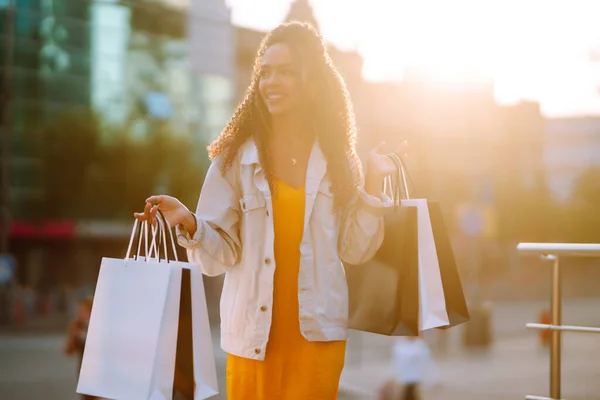 Jonge Vrouw Met Boodschappentassen Die Straat Loopt Verkoop Winkelen Toerisme — Stockfoto