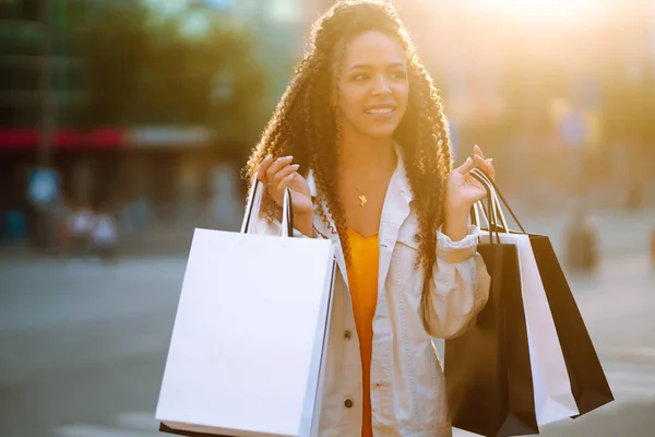 Jonge Vrouw Met Boodschappentassen Die Straat Loopt Verkoop Winkelen Toerisme — Stockfoto