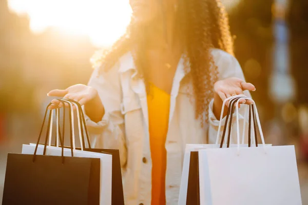 Shoppingväskor Kvinnans Händer Försäljning Shopping Turism Och Glada Människor Koncept — Stockfoto