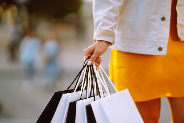 Sacs Provisions Entre Les Mains Femme Concept Vente Shopping Tourisme — Photo