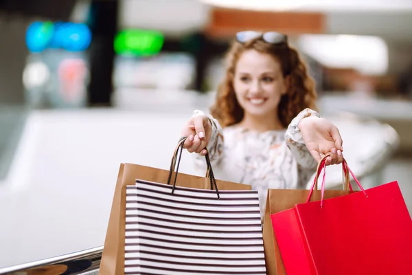 Jonge Vrouw Het Winkelen Met Boodschappentassen Lopen Het Winkelcentrum Consumentisme — Stockfoto