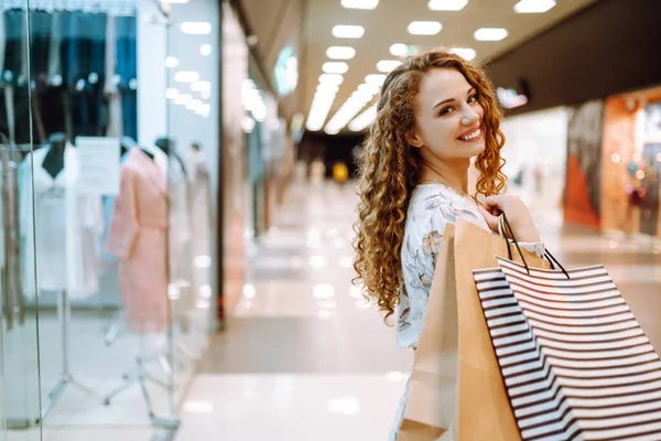 Молодая Женщина После Покупок Пакетами Ходить Торговому Центру Потребительство Продажа — стоковое фото