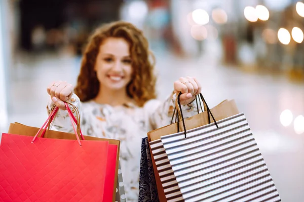 Junge Frau Nach Dem Einkauf Mit Einkaufstüten Einkaufszentrum Konsum Verkauf — Stockfoto