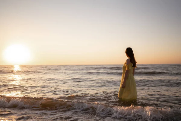 Mujer Joven Disfrutando Hermosa Puesta Sol Playa Silueta Femenina Atractiva — Foto de Stock