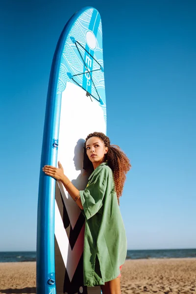 Hermosa Mujer Sexy Con Muermo Playa Mujer Surfista Camina Con — Foto de Stock
