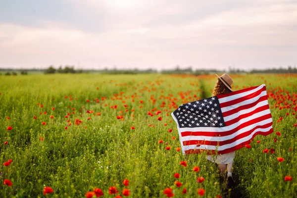Ung Kvinna Viftar Med Amerikansk Flagga Vallmofältet Förenta Staternas Självständighetsdag — Stockfoto