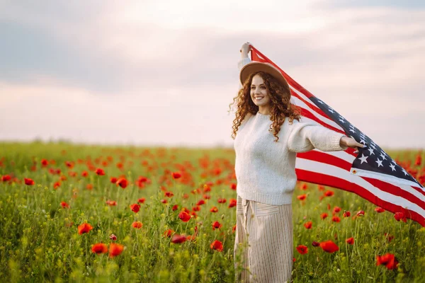 Młoda Kobieta Macha Amerykańską Flagą Polu Maku Dzień Niepodległości Stanów — Zdjęcie stockowe