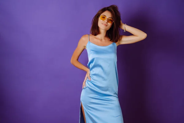 Mujer Joven Hermoso Vestido Gafas Posando Fondo Púrpura Moda Estilo — Foto de Stock