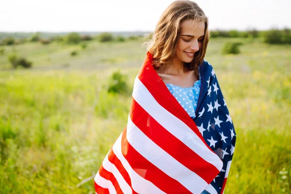 Szczęśliwa Kobieta Pozująca Amerykańską Flagą Narodową Stojącą Zewnątrz Kwitnącej Łące — Zdjęcie stockowe