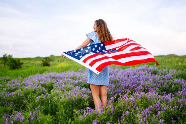 Lycklig Kvinna Poserar Med Usa Flagga Stående Utomhus Blommande Äng — Stockfoto