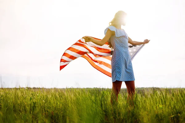 Щаслива Жінка Національним Прапором Сша Стоїть Відкритому Повітрі Квітучому Лузі — стокове фото