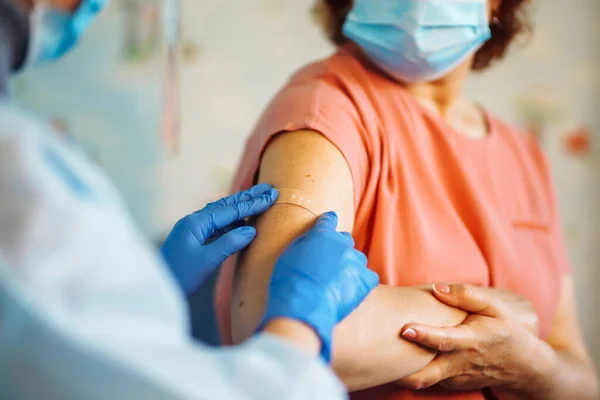 Sluit Foto Van Senior Arm Van Patiënt Met Handen Van — Stockfoto