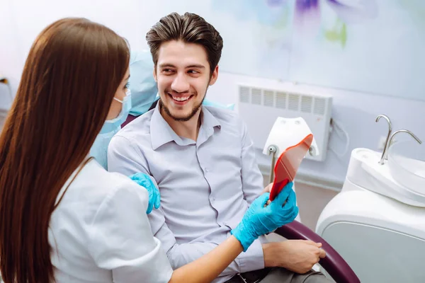 Dentystka Badająca Zęby Pacjenta Stomatologii Przegląd Profilaktyki Próchnicy Zębów Zdrowe — Zdjęcie stockowe