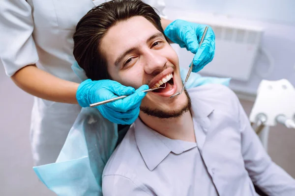 牙医妇女在牙科诊所检查病人的牙齿 防止蛀牙概览 健康的牙齿和医学概念 — 图库照片