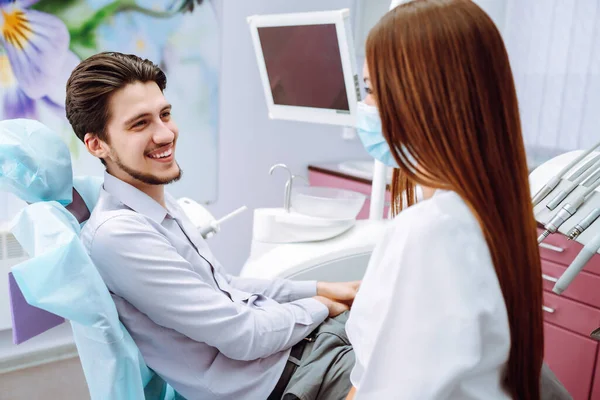 Mujer Dentista Examinando Los Dientes Una Paciente Odontología Visión General — Foto de Stock