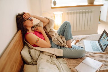 Aşılama. Genç kadın blogcu takipçilerle konuşuyor, canlı yayında elinde yapışkan alçı gösteriyor ve covid-19 aşısı hakkında konuşuyor. Tıbbi, eczane ve sağlık hizmetleri kavramı.