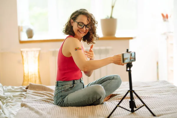 Vacinação Jovem Blogueira Conversando Com Seguidores Transmissão Vivo Mostrando Gesso — Fotografia de Stock