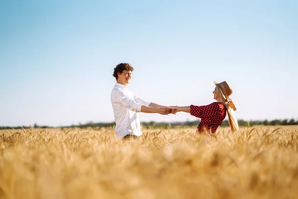 Älskade Par Som Har Roligt Och Njuter Avkoppling Ett Vetefält — Stockfoto