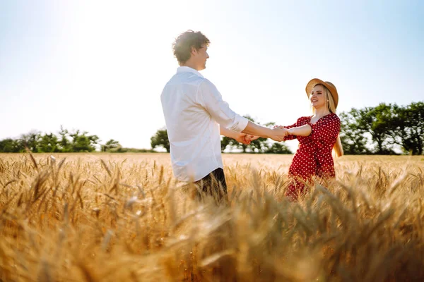 Älskade Par Som Har Roligt Och Njuter Avkoppling Ett Vetefält — Stockfoto