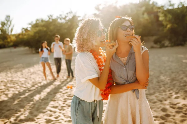 Jovens Amigos Felizes Divertindo Praia Comendo Pizza Conceito Fast Food — Fotografia de Stock