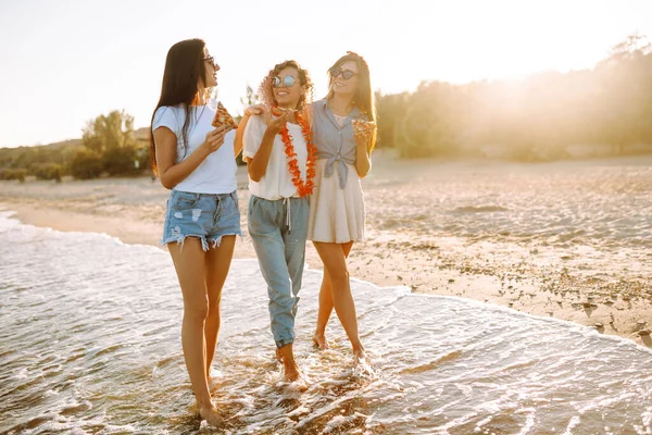 Drie Jonge Vriendinnen Die Plezier Hebben Het Strand Pizza Eten — Stockfoto