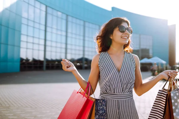 Zomer Winkelen Jonge Vrouw Met Boodschappentassen Die Straat Loopt Consumentisme — Stockfoto