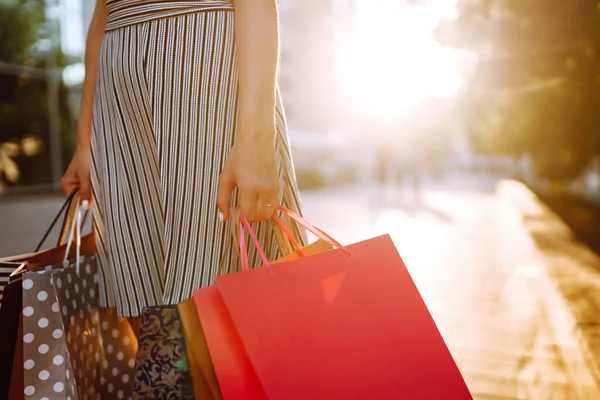 Bevásárlótáskák Női Kezekben Fiatal Vásárlás Után Város Utcájában Nyári Bevásárlás — Stock Fotó