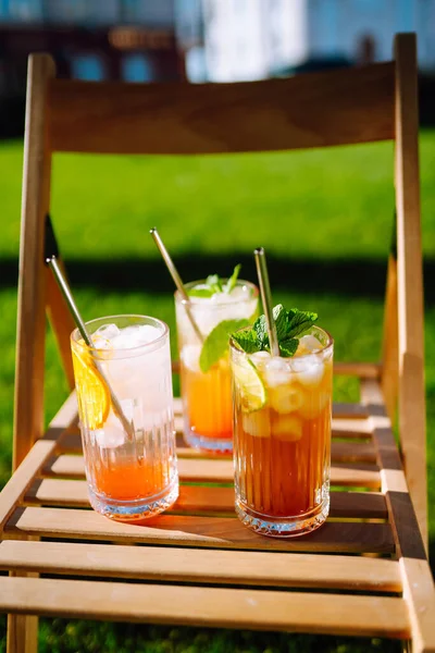 Coquetéis Verão Coquetel Alcoólico Com Gelo Frutas Cítricas Verão Férias — Fotografia de Stock