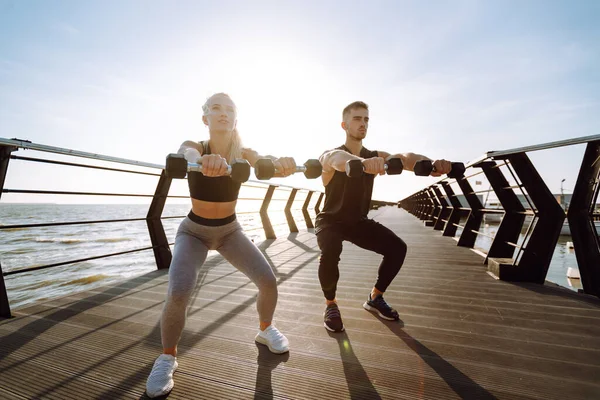 Mladý Fitness Pár Dělá Cvičení Pláži Molo Mladý Muž Žena — Stock fotografie