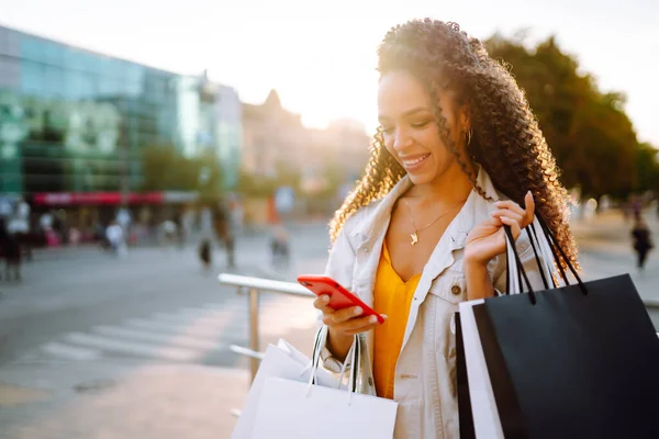 Winkeltijd Jonge Vrouw Met Mobiele Telefoon Het Winkelen Stad Consumentisme — Stockfoto