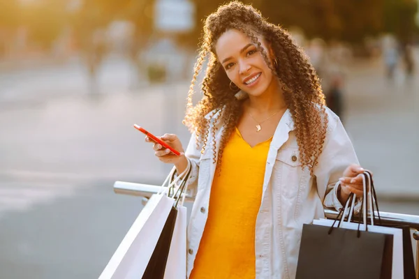 Tempo Shopping Giovane Donna Con Cellulare Dopo Shopping Città Consumismo — Foto Stock