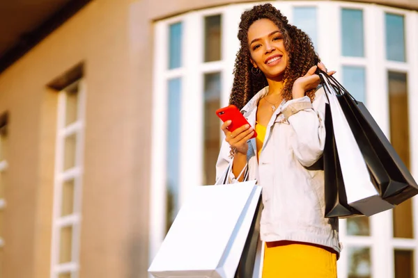 Winkeltijd Jonge Vrouw Met Mobiele Telefoon Het Winkelen Stad Consumentisme — Stockfoto