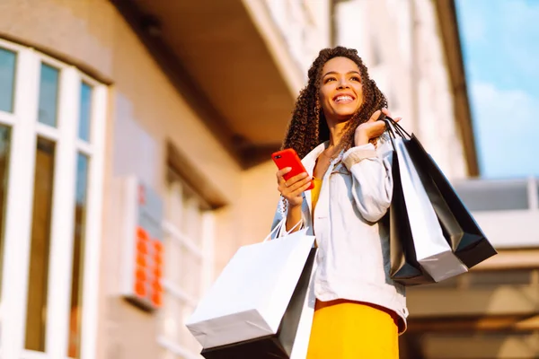 Winkeltijd Jonge Vrouw Met Mobiele Telefoon Het Winkelen Stad Consumentisme — Stockfoto