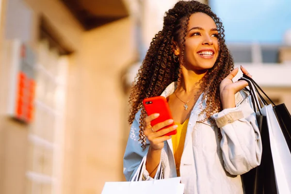 Winkeltijd Jonge Vrouw Met Mobiele Telefoon Het Winkelen Stad Consumentisme — Stockfoto