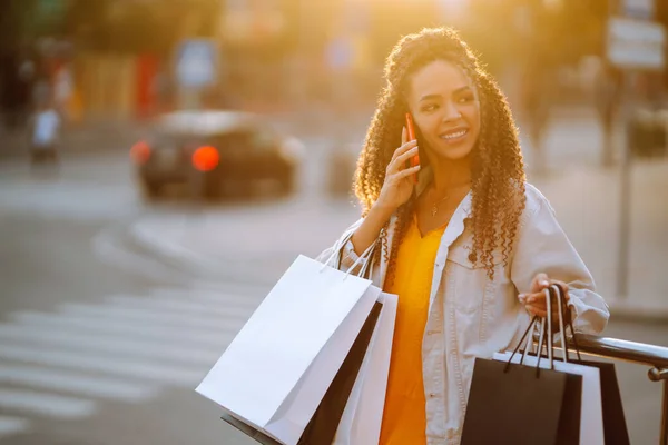 Winkeltijd Jonge Vrouw Met Mobiele Telefoon Het Winkelen Stad Consumentisme — Stockfoto