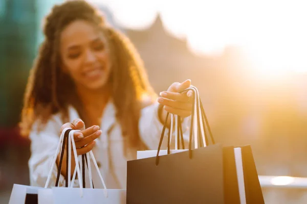Bevásárlótáskák Női Kezekben Egy Fiatal Bevásárlószatyrokkal Utcán Fogyasztóvédelem Értékesítés Vásárlás — Stock Fotó