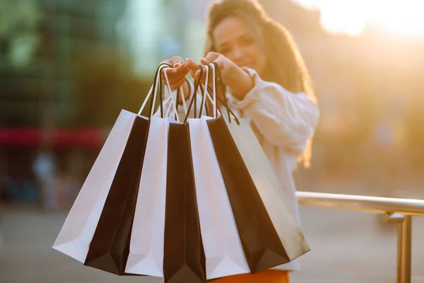 Shoppingväskor Kvinnans Händer Ung Kvinna Med Shoppingväskor Går Gatan Konsumtion — Stockfoto