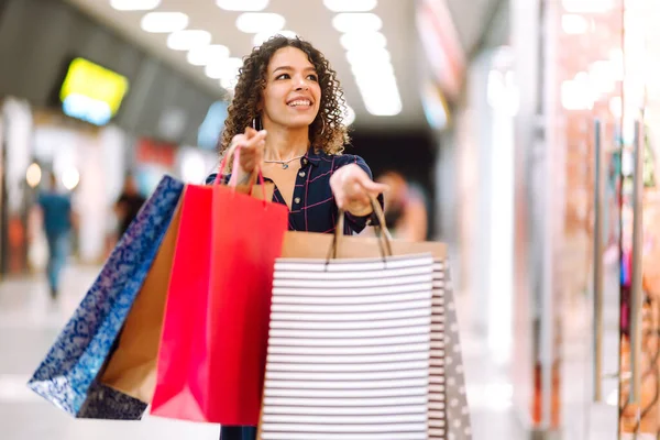 Primer Plano Mano Una Mujer Sosteniendo Bolsas Compra Una Joven — Foto de Stock