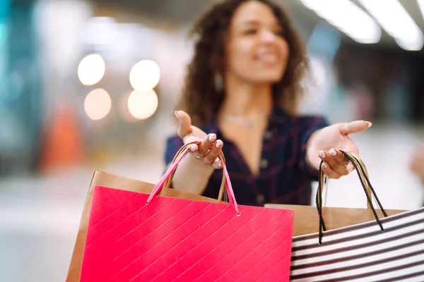 Närbild Kvinnas Hand Med Shoppingväskor Ung Kvinna Efter Att Handlat — Stockfoto