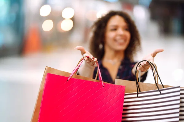 女性の手のショッピングバッグを保持を閉じます モールで買い物をした後の若い女性 消費主義 ライフスタイルの概念 — ストック写真
