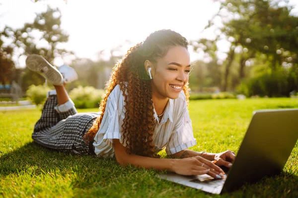 Freelancer Mujer Usando Ordenador Portátil Sentado Hierba Parque Mujer Joven —  Fotos de Stock