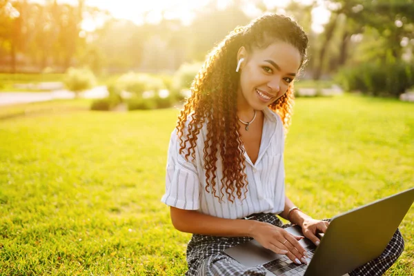 Freelancer Mujer Usando Ordenador Portátil Sentado Hierba Parque Mujer Joven —  Fotos de Stock