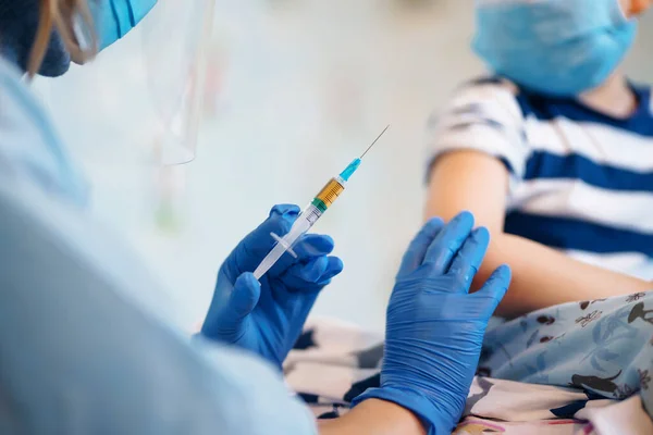Vaccinatie Kind Thuis Vaccin Voor Covid Coronavirus Griep Infectieziekten Geneeskunde — Stockfoto