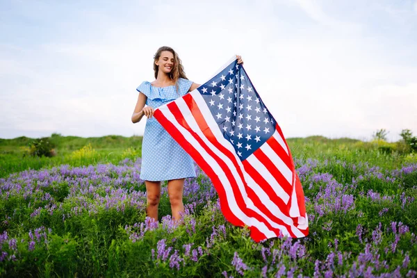 Fjärde Juli Fjärde Juli Kvinna Med Den Nationella Flaggan Amerikansk — Stockfoto