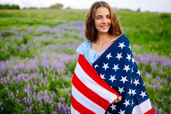 Fjärde Juli Fjärde Juli Kvinna Med Den Nationella Flaggan Amerikansk — Stockfoto