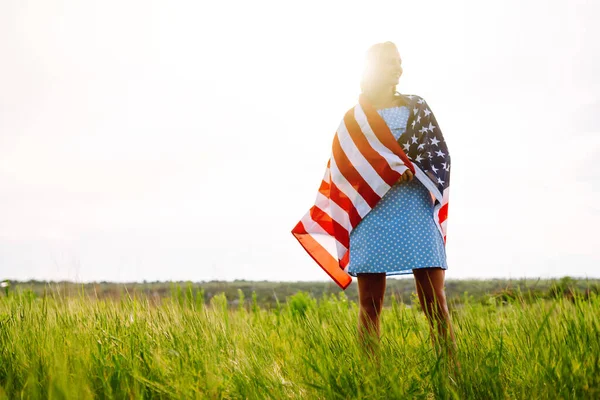 7月4日7月4日拿着国旗的女人美国国旗 独立日 爱国假日 — 图库照片