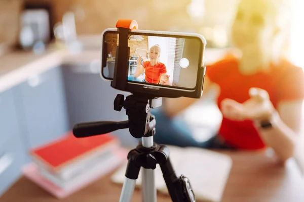 Young Woman Recording Her Video Blog Woman Blogger Videotapes Her — Stock Photo, Image